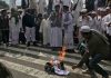 Para peserta Aksi Bela Islam membakar bendera Belanda dan Denmark sebagai bentuk protes pembakaran Alquran, di depan Masjid Raya Baiturrahman, Banda Aceh, Jumat (3/2).  FOTO: Nadia Safriani/Rakyat Aceh